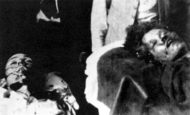 Clyde Barrow and Bonnie Park lying dead in a morgue